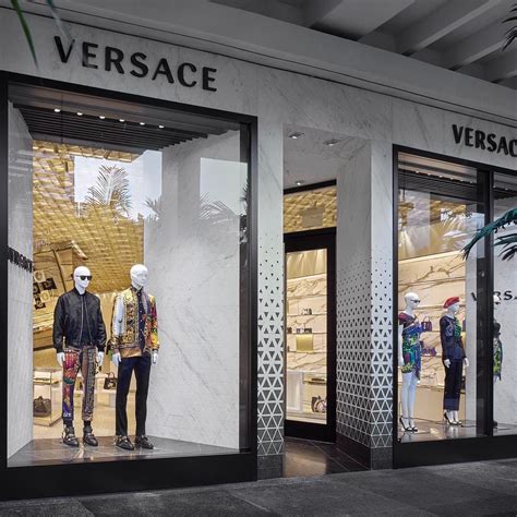 versace sostenibilità retail|versace new sustainable store.